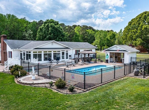 19 James Lane, WEEMS, VA 22576