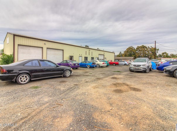 1806 Birch Ln, Yakima, WA 98901