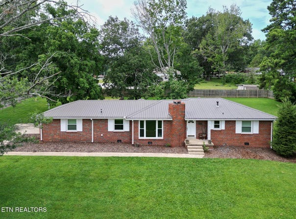112 S Hummingbird Lane, Dickson, TN 37055
