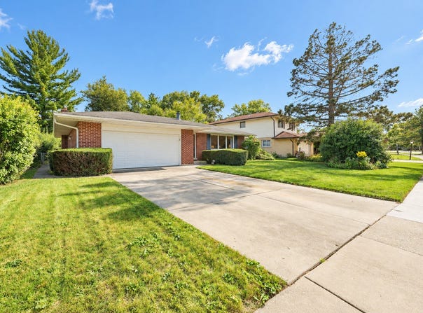 1723 E Maya Lane, Mount Prospect, IL 60056