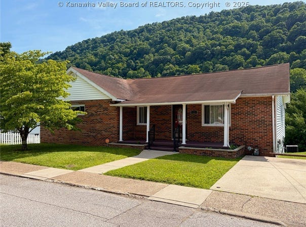 123 5th Avenue, Glasgow, WV 25086