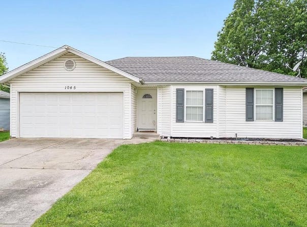 1045 N Dickerson Avenue, Springfield, MO 65803