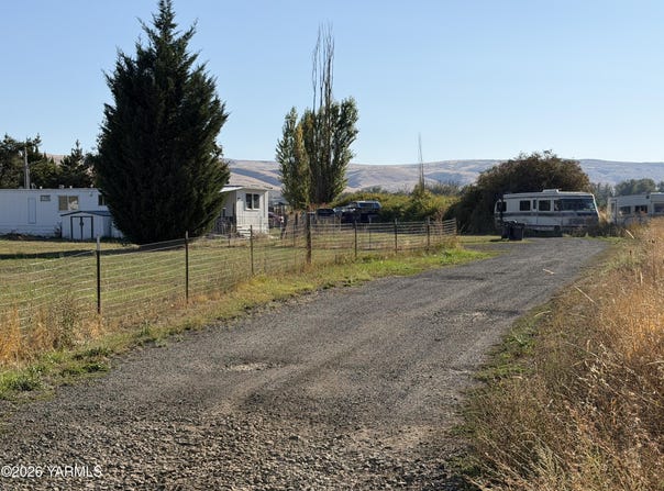9802 Meadowbrook Rd, Yakima, WA 98903