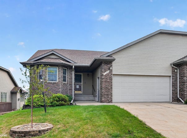 2226 Edgebrook Drive, Marshalltown, IA 50158
