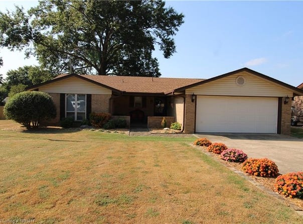 1704 E Edmondson DR, Sallisaw, OK 74955