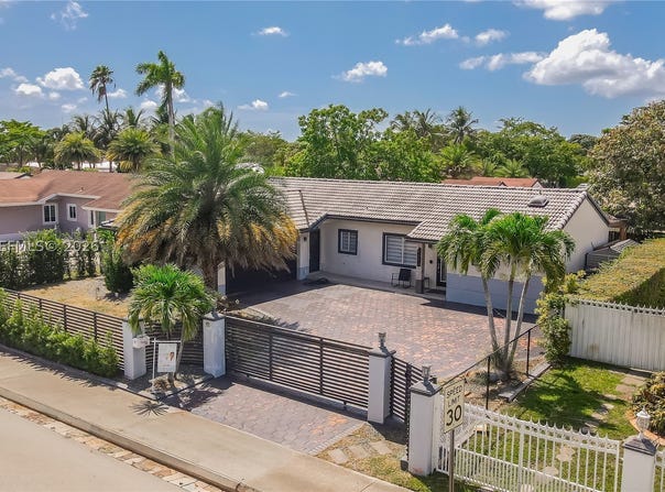 6320 NW 199th St, Hialeah, FL 33015