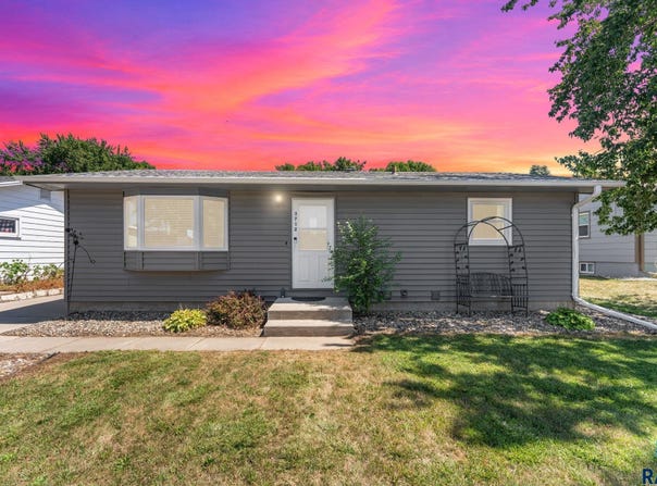 3712 S Hawthorne Ave, Sioux Falls, SD 57105