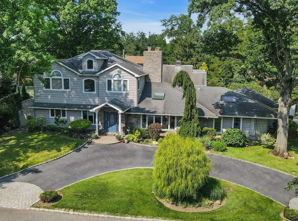 18 Regent Place, Roslyn, NY 11576