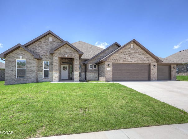 902 Silver Oaks Drive, Carl Junction, MO 64834