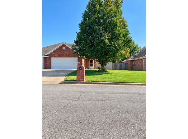 817-2 Hindman Drive, Prairie Grove, AR 72753