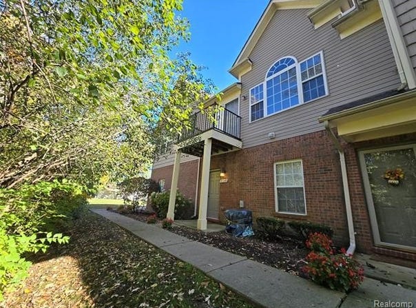 27248 Hidden Oaks Drive, Brownstown Twp, MI 48183