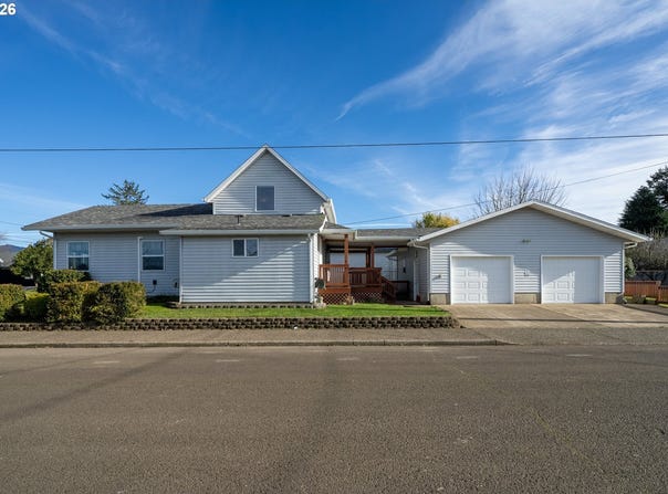 1403 5TH St, Tillamook, OR 97141
