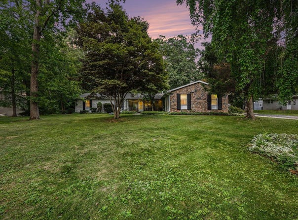 215 Wickenham Drive, Spring Arbor, MI 49283