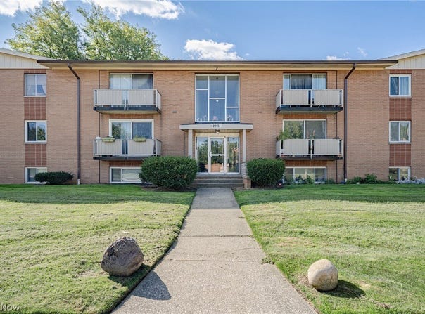 22051 River Oaks Drive, Rocky River, OH 44116