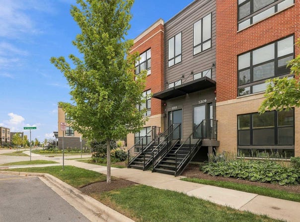 1209 Lakepointe Drive, Schaumburg, IL 60173