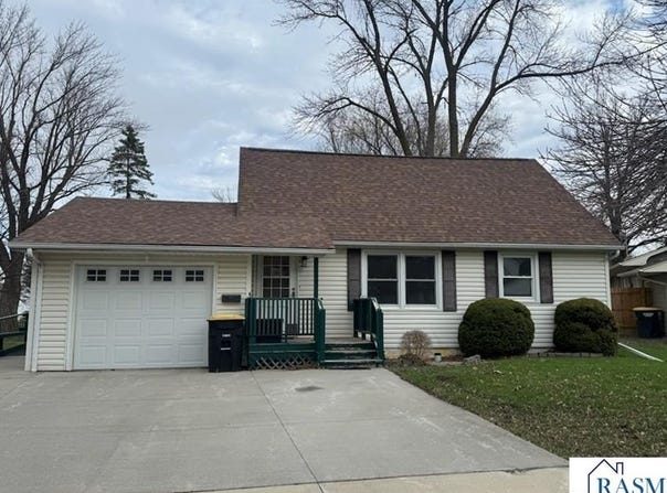 219 N Circle Drive, Blue Earth, MN 56013