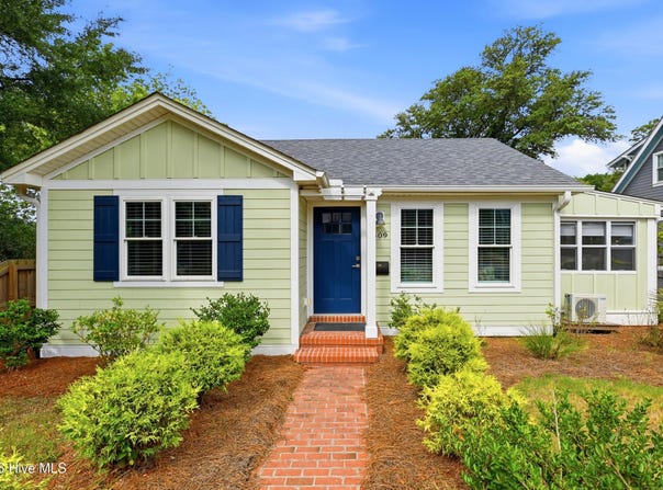 609 Clarendon Avenue, Southport, NC 28461