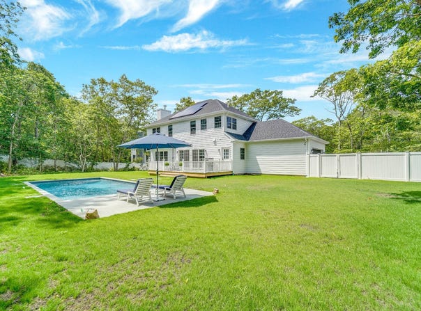 29 Gateway Ct, Hampton Bays, NY 11946