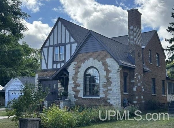 130 E Onota Street, Munising, MI 49862