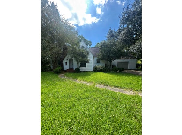 5448 32nd St, Groves, TX 77619