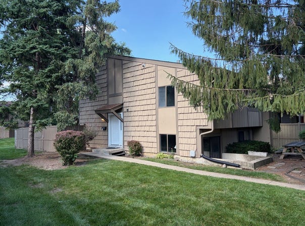 800 Oregon Trail, Roselle, IL 60172