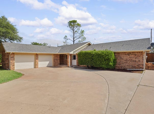 2209 Rice Drive, Levelland, TX 79336