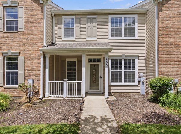 185 Springbrook Trail S, Oswego, IL 60543