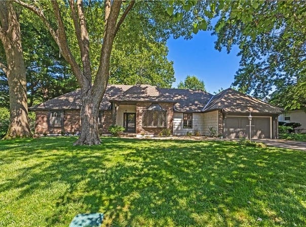 1208 NW Fairway Circle, Blue Springs, MO 64014