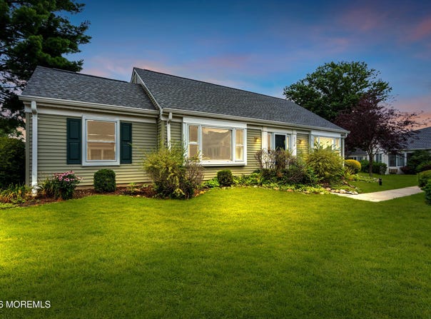 452 Roxbury Lane, Monroe, NJ 08831