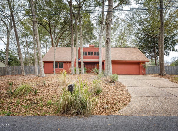 110 Simon Boulevard, Ocean Springs, MS 39564