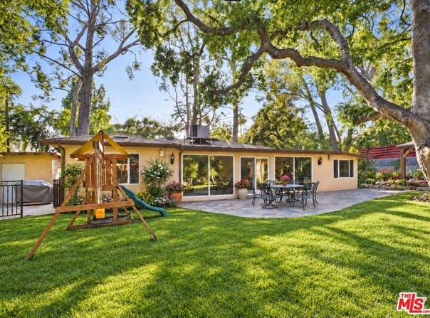 2452 N Altadena Dr, Altadena, CA 91001