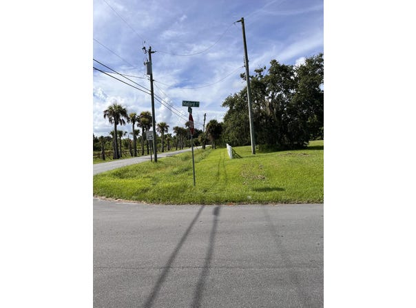Court, Fort Pierce, FL 34945