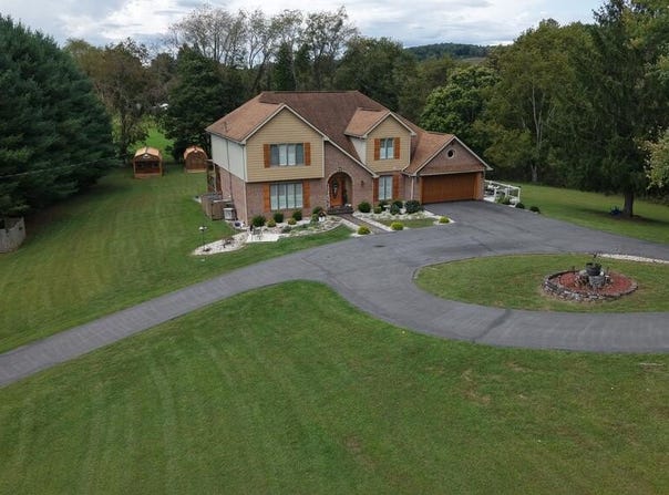 140 Grove St, Cedar Bluff, VA 24637