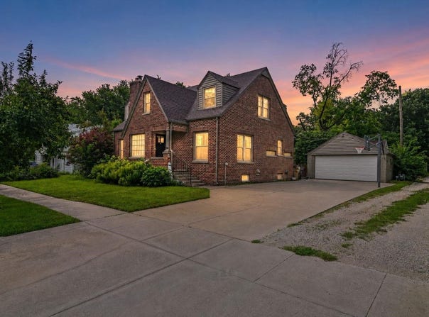 109 E Academy, Hesston, KS 67062