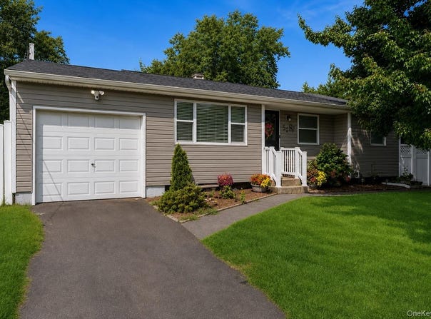 52 Larry Road S, Selden, NY 11784