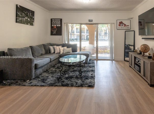 2482 Centergate Dr, Miramar, FL 33025
