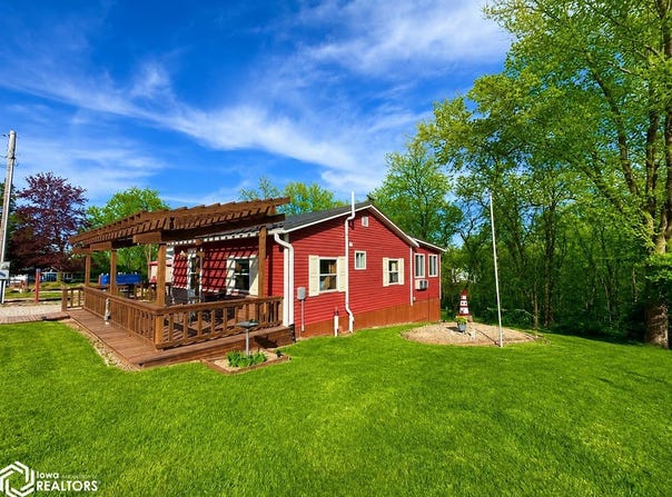 1410 E Ridge Drive, Brooklyn, IA 52211