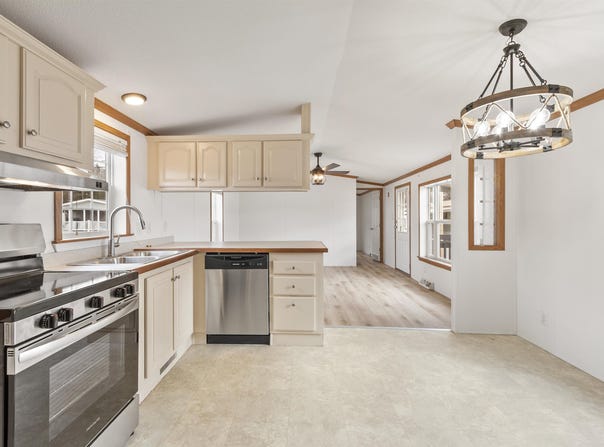 5R Arrow Drive, Salem, NH 03079
