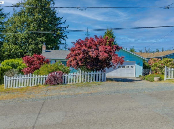 1707 VIEW St, MyrtlePoint, OR 97458