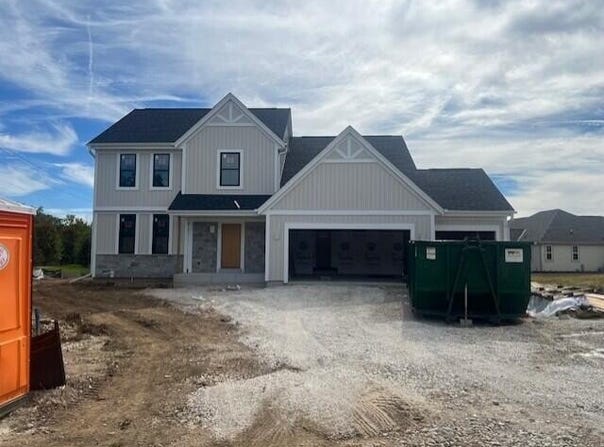W251 N2464 Valleyview Cir, Pewaukee, WI 53072