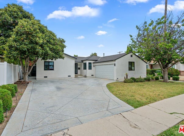 18343 Calvert St, Tarzana, CA 91335