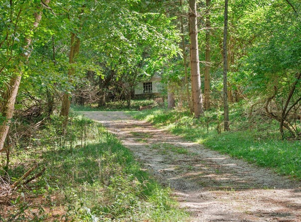 W349S4002 Waterville Rd, Dousman, WI 53118