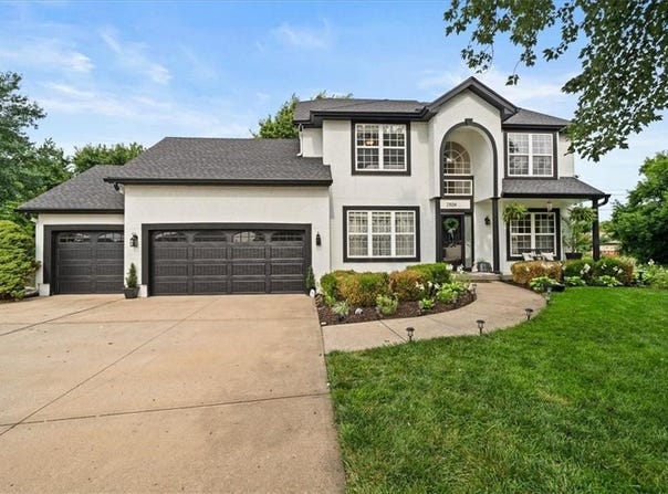 2804 SE BINGHAM Place, Lee's Summit, MO 64063