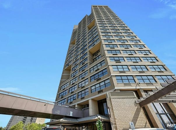 7004 Boulevard E, Guttenberg, NJ 07093