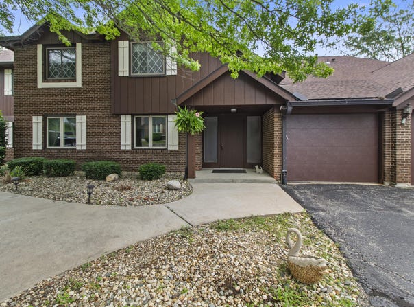 2513 E Lakeshore Drive, Crown Point, IN 46307