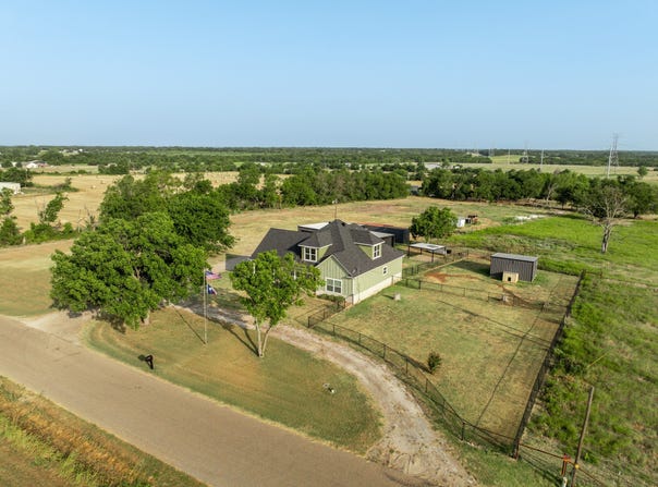 1122 W White Oak Road, West, TX 76691