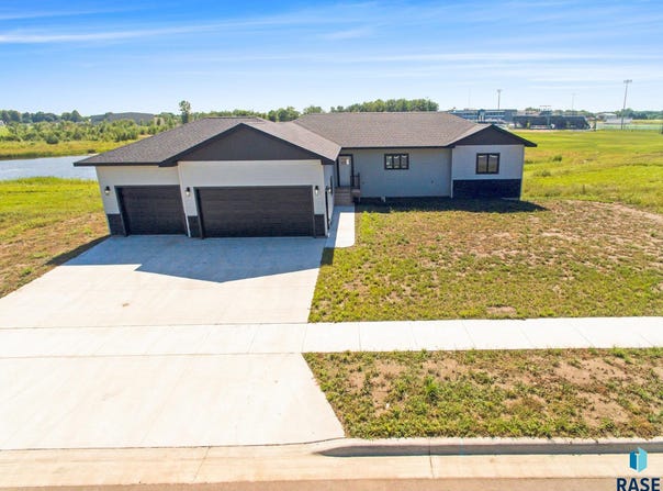 823 Harter Dr, Madison, SD 57042