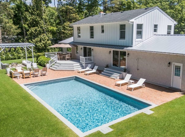 48 Beechwood Dr, Southampton, NY 11968