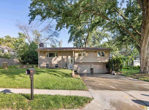 1701 Cascio Drive, Omaha, NE 68005
