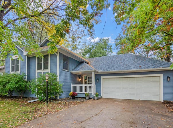 2365 Hillwood Drive E, Maplewood, MN 55119